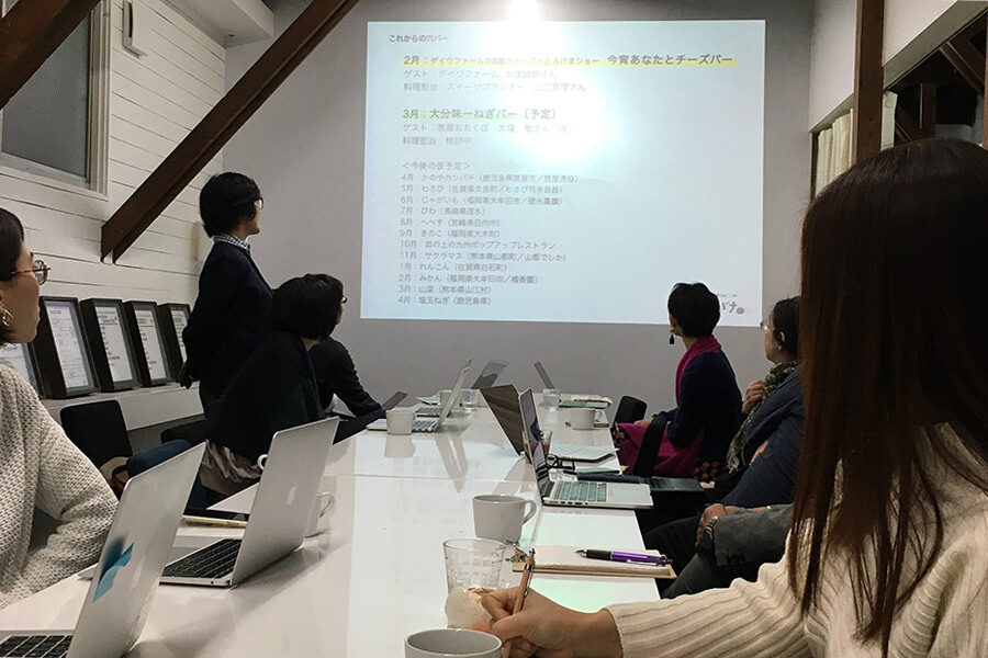 ミーティングスペースで会議をしている様子